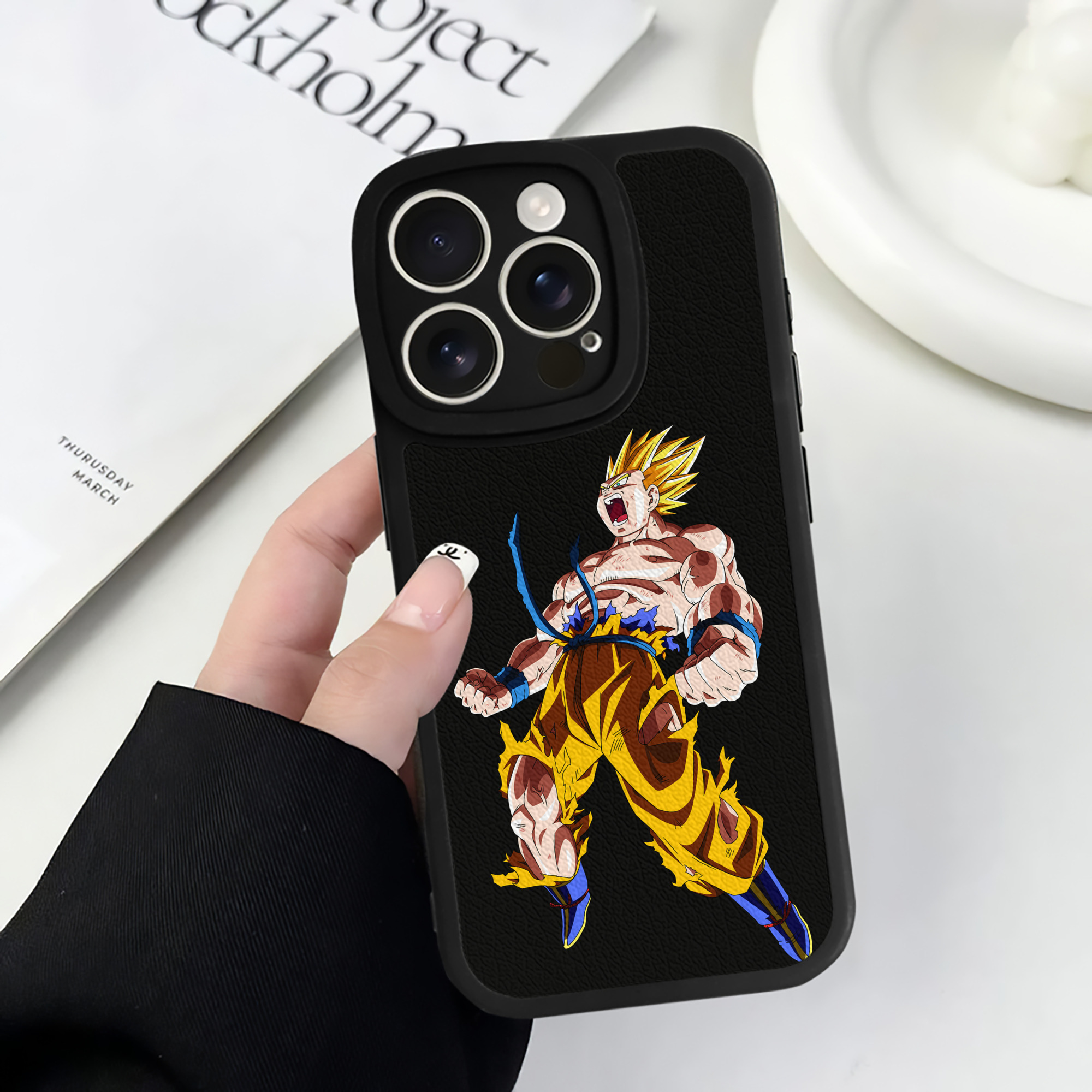（画像用） ドラゴンボール 孫悟空（そん ごくう）Son Goku カカロット DRAGON BALL Kakarotto 【iPhone 16シリーズ対応】シリコンスマホケース（レザー調） 材質：シリコン